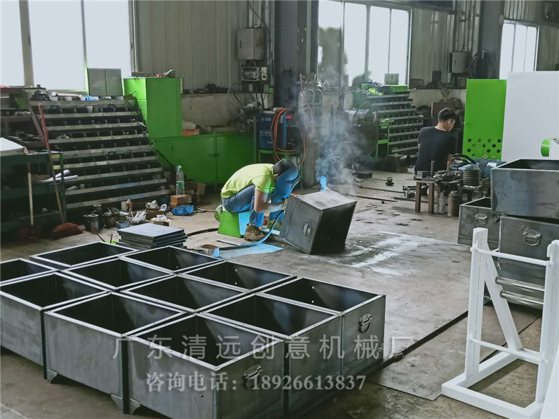 生產(chǎn)車間一角，工人正在生產(chǎn)圓木多片鋸