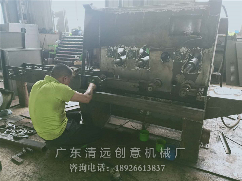 工廠生產(chǎn)車間一角，工廠正在制造圓木多片鋸機(jī)器