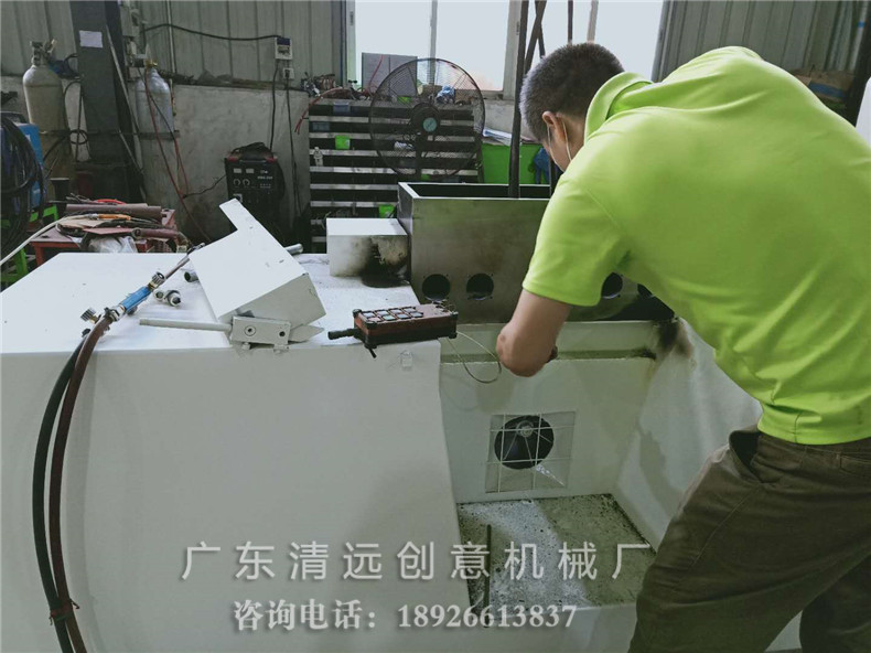 工廠生產(chǎn)車間一角，工人師傅正在制造多片鋸機(jī)型