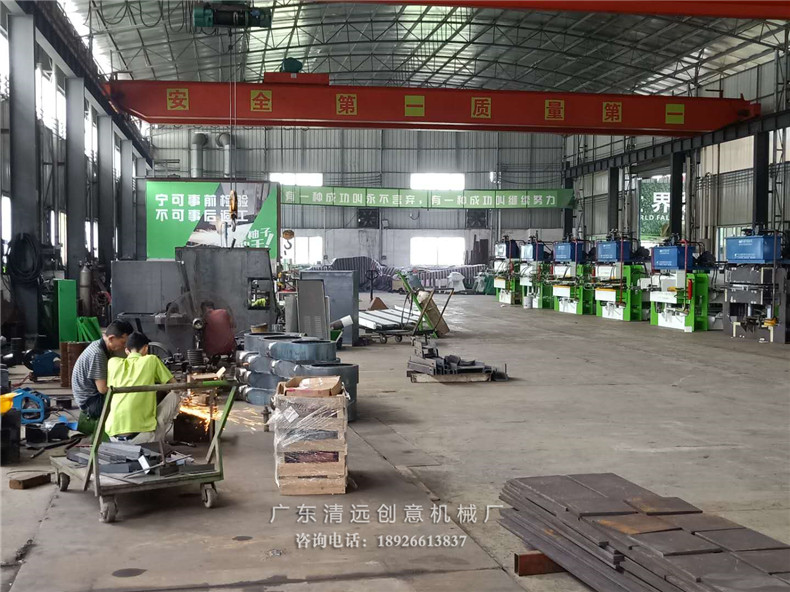 多片鋸生產(chǎn)車間一角，工人們正在認(rèn)真有序的工作