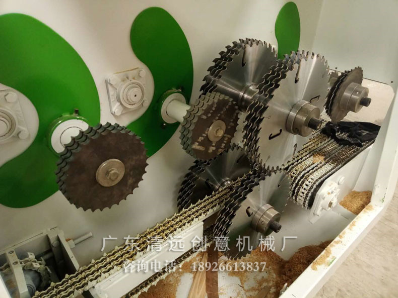 圓木多片鋸設(shè)備內(nèi)倉，升降雙壓輪加緊，木材更穩(wěn)定