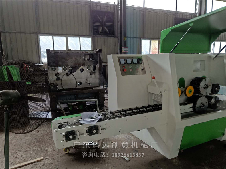 工廠生產(chǎn)車間正在生產(chǎn)的圓木多片鋸機(jī)器，采用V型鏈條送料更穩(wěn)，超薄鋸片更省材