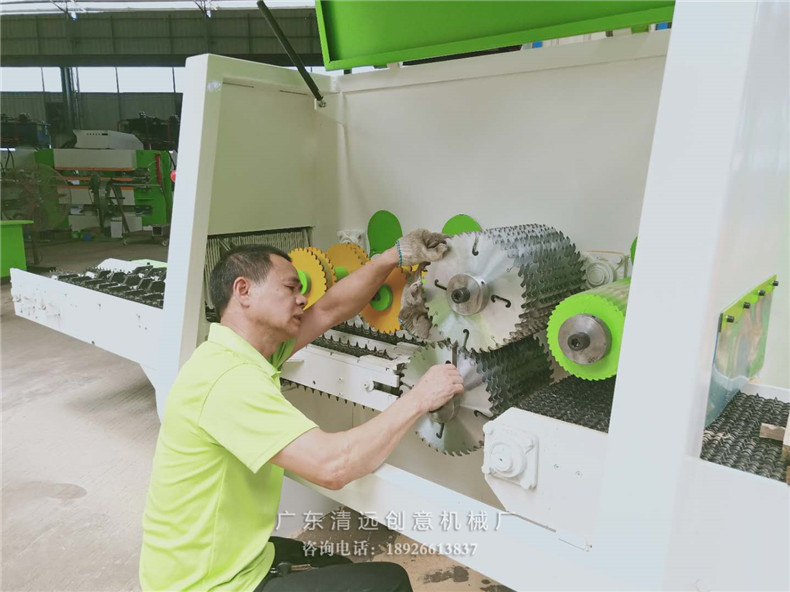 圓木多片鋸，技術(shù)師傅正在調(diào)試安裝鋸片，此機型全部開片