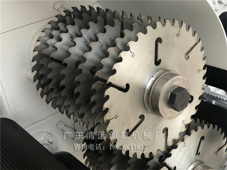 圓木多片鋸采用超薄鋸片，出材率高，鋸片設(shè)有散熱孔和消音孔