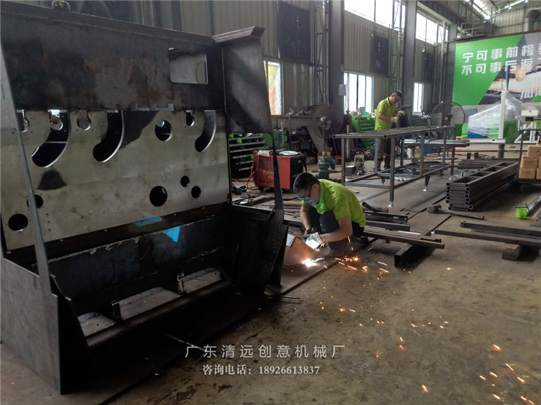 多片鋸生產(chǎn)車間一角，一臺(tái)正在生產(chǎn)的圓木多片鋸機(jī)器