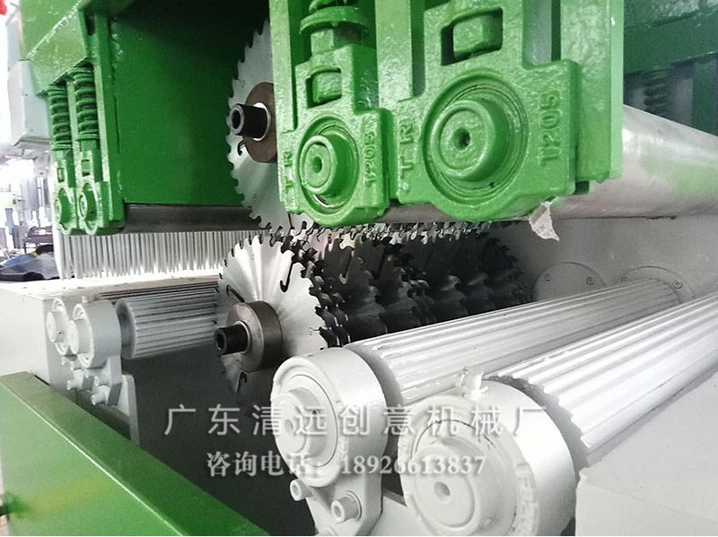 方木多片鋸采用上下多片鋸，省力更省料，鋸路光滑