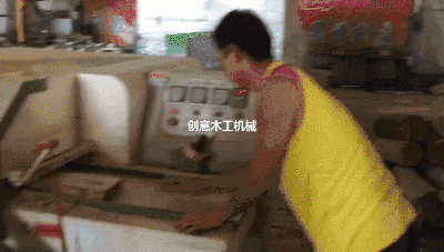 木材加工廠使用每臺(tái)每天平均出板材50立方的方木多片鋸生產(chǎn)，速度快，高效率