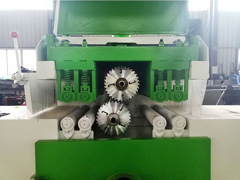 方木多片鋸更換鋸片時將主軸芯用水對孔沖洗，也可以風槍對準里面的出水口吹風，將里面的雜物吹出來，保障出水孔的暢通