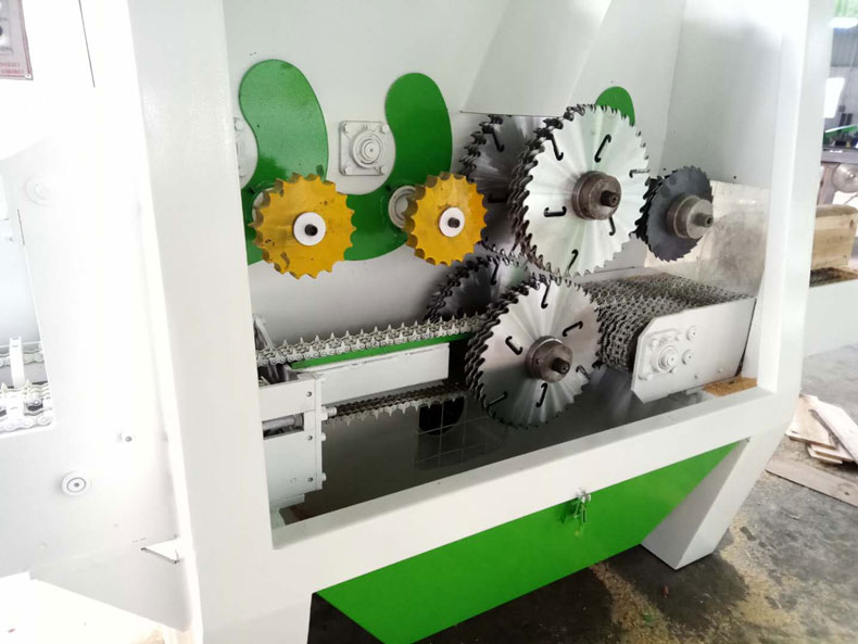 圓木多片鋸機(jī)器運(yùn)作時(shí)請勿掀開保險(xiǎn)門，有異常情況應(yīng)先切斷電源，確保機(jī)器終止運(yùn)行才可檢查維修