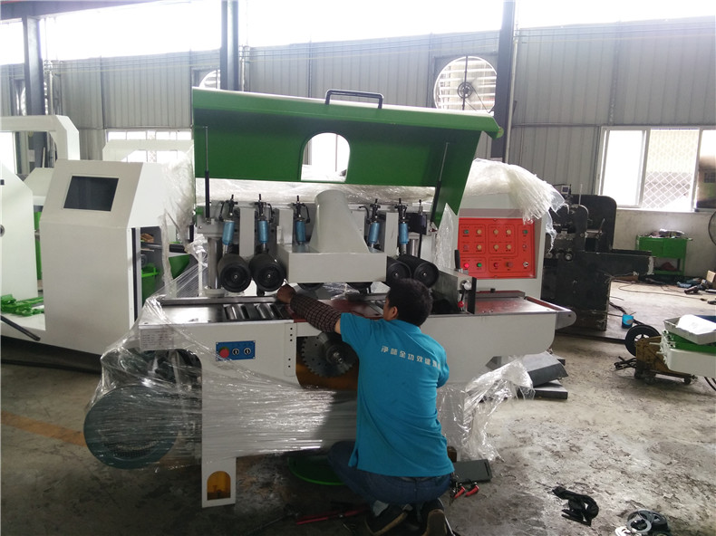 多片鋸車間正在生產(chǎn)的單軸方木多片鋸機(jī)器，采用上下升降氣動(dòng)壓輪夾緊，進(jìn)料出料更穩(wěn)