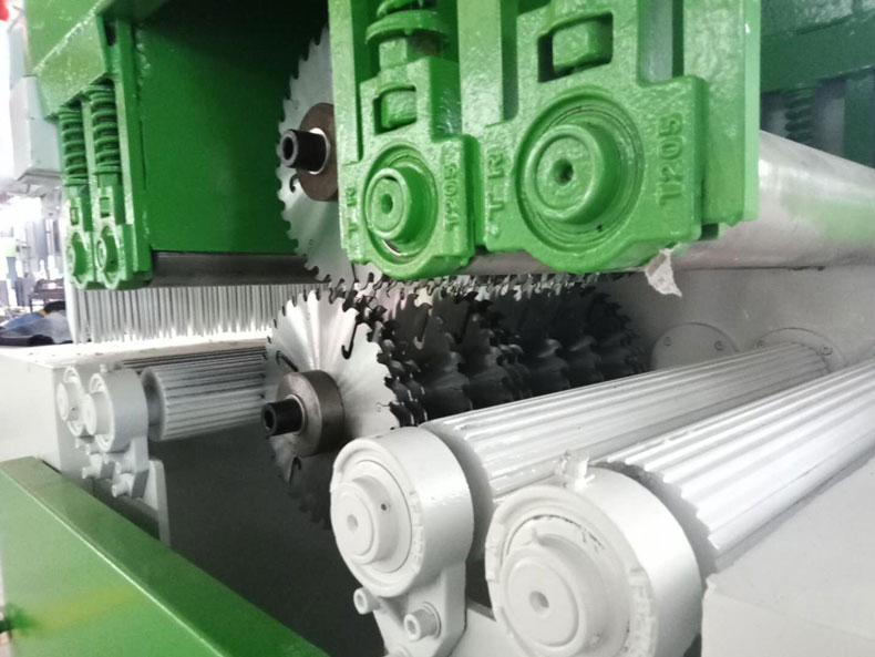 方木多片鋸采用上下升降壓輪夾緊，進(jìn)料出料更穩(wěn)