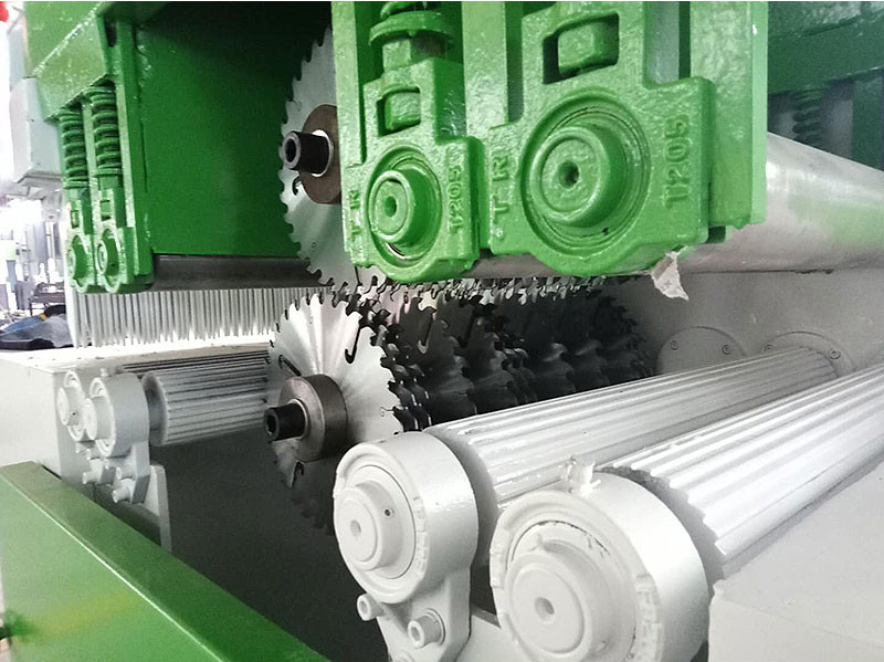 卡板料方木多片鋸開(kāi)板有臺(tái)階，檢查多片鋸鋸片間的墊套中是否有木屑，因木屑導(dǎo)致墊套變厚，鋸片不在同一水平面