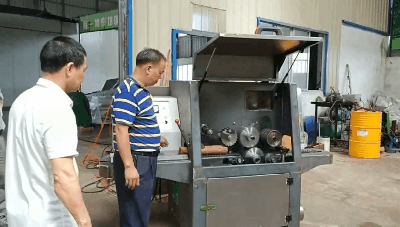 使用的圓木多片鋸，操作員操作前必須熟悉機(jī)器的性能，用途及操作注意事項(xiàng)，生手嚴(yán)禁單獨(dú)上機(jī)操作。  