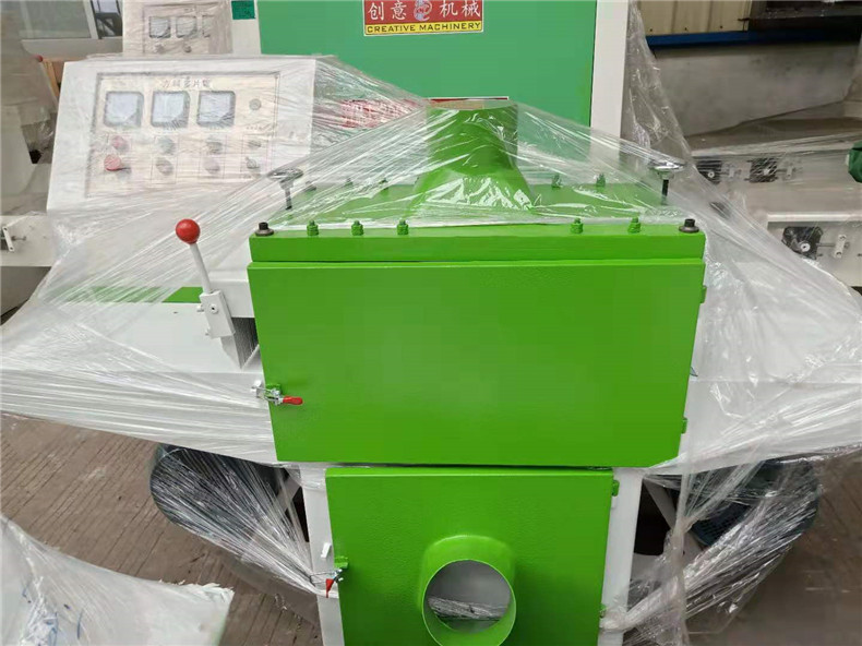 還有一種就是上下軸方木多片鋸鋸片變鈍，像這個(gè)情況簡單的方法就是對(duì)木方多片鋸鋸片進(jìn)行更換，或把可以修理后使用的損壞鋸片拿去修理