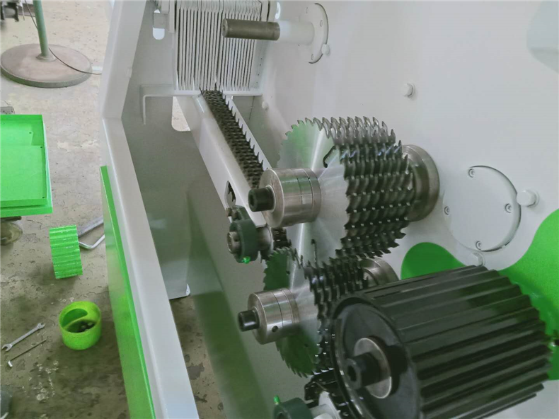 木托盤圓木多片鋸鋸片的嚴(yán)重磨損會影響切割效率，也會影響切割質(zhì)量。切割表面粗糙且不光滑。磨削鋸片時(shí)，注意不要改變鋸齒的角度。如果沒有條件，建議直接更換鋸片。