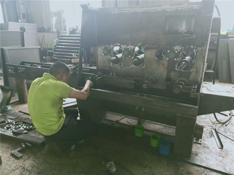 使用圓木多片鋸時(shí)被切割材料應(yīng)固定，發(fā)現(xiàn)聲音和振動(dòng)異常、切斷面粗糙、彎曲時(shí)應(yīng)停止作業(yè)，及時(shí)檢查，排除故障。