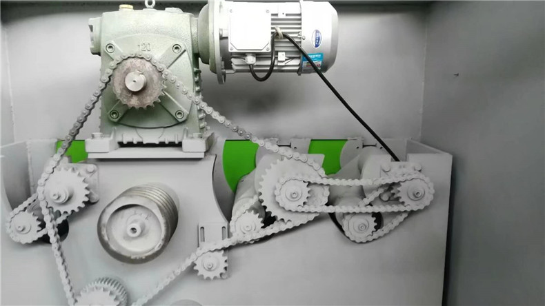 木工多片鋸齒輪在實踐嚙合過程中，既有相對翻滾，又有相對滑動，并且相對滑動的摩擦力在節(jié)點兩邊的方向相反，然后發(fā)生脈動載荷。當“點蝕”擴展連成片時，構(gòu)成齒面上金屬塊脫落。