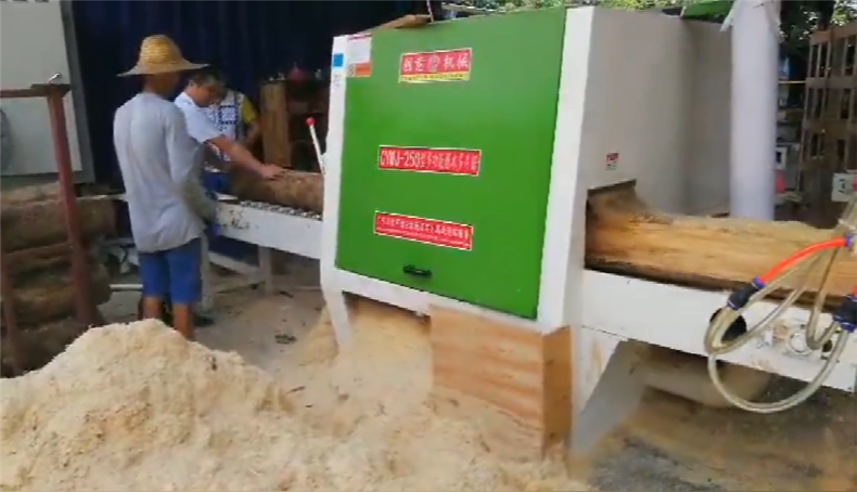 影響木工板圓木多片鋸直拼效果的3個(gè)因素，首先板材因素，干燥后的板材要表面平整，無干燥內(nèi)應(yīng)力導(dǎo)致的板材翹曲等缺陷；板材的含水率均勻，板材近木工板原木多片鋸之前需要經(jīng)過預(yù)刨光處理；板材長度不能小于木工板園木多片鋸機(jī)器加工的規(guī)定長度等。