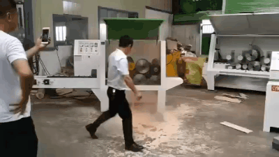 選購新型圓木多片鋸首先從圓木的直徑來考慮，不同型號的新型圓木多片鋸可以滿足的圓木直徑不同，我們需要根據(jù)自身需要切割的圓木直徑來選擇合適范圍的機(jī)器。