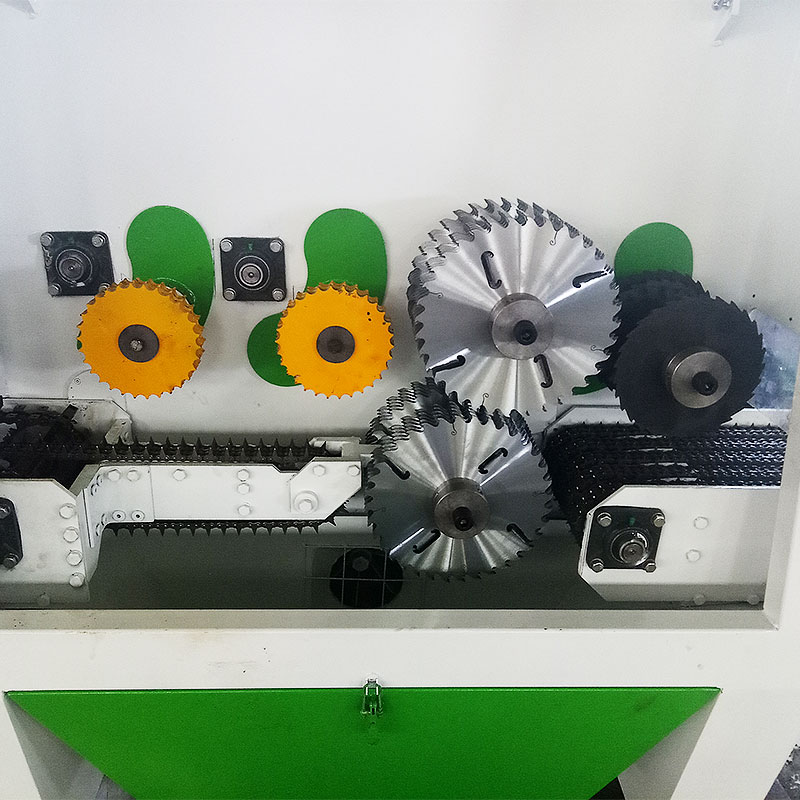 圓木多片鋸鋸片是多片鋸消耗0快的附件，在選擇鋸片時(shí)，比如上面標(biāo)著：255*2.4*1.9*50(10*5)*30T+3，255是這張鋸片的直徑，可以根據(jù)其規(guī)格計(jì)算出這張鋸片0大可以鋸切的厚度。   2.4是代表鋸片的合金刀頭厚度，也就是我們常說(shuō)的鋸路，這在我們選擇原木多片鋸鋸片是也是很關(guān)鍵的。