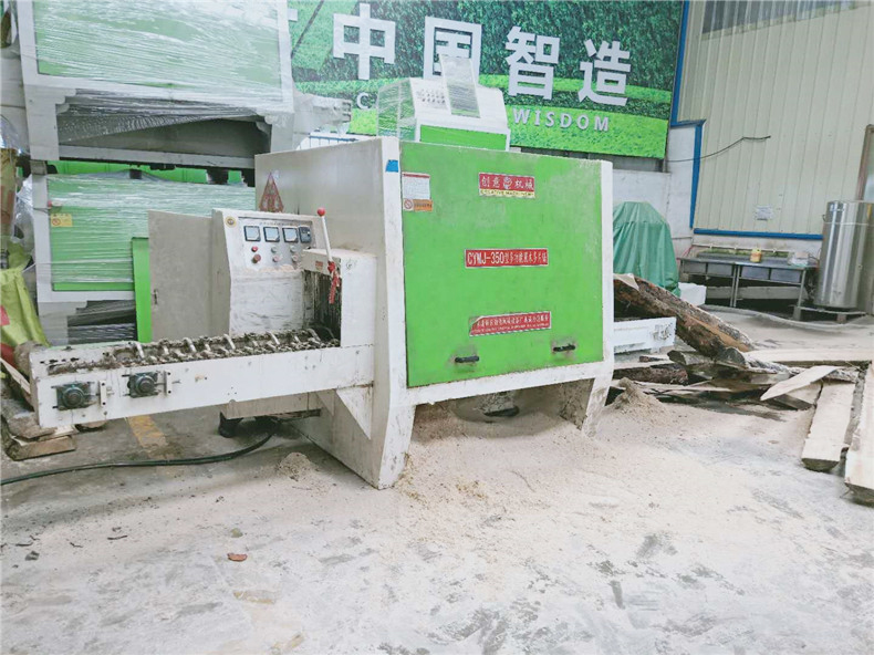 創(chuàng)意木工機(jī)械廠生產(chǎn)的大型圓木多片鋸各個(gè)型號(hào)可以加工直徑從40mm到350mm，長(zhǎng)度500mm以上的圓木。