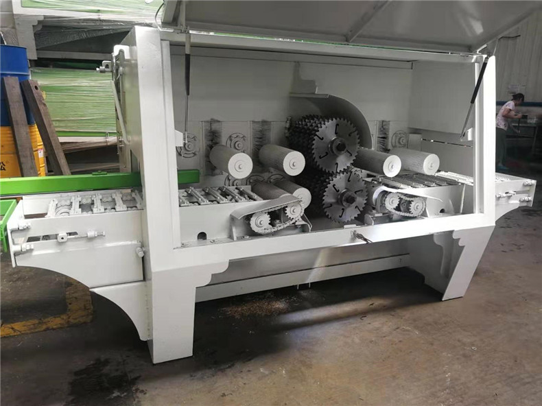 大芯板方木多片鋸鋸片為多片一起組合安裝后使用的鋸片，一般以合金鋸片為主，多片鋸對鋸片的要求比較高，而且和單片鋸比起來大芯板木方多片鋸更省木材、鋸路更小、鋸片更薄、光潔度也會更高；