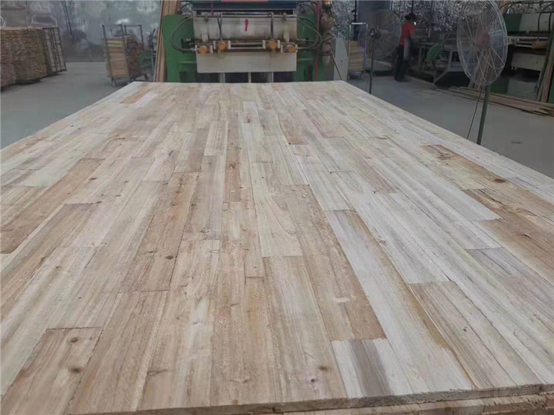 指接板圓木多片鋸加工杉木芯板日產(chǎn)量1000張指接板生產(chǎn)的全流程，集斷料、開(kāi)方、出片、修邊、拼接的生產(chǎn)過(guò)程。