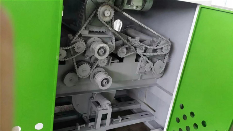 空轉(zhuǎn)的情況下，木工圓木多片鋸的主軸有異響噪音過大，可能是軸承損壞或出現(xiàn)問題，如果主軸裝有鋸片墊套的情況下出現(xiàn)過大的噪單，原因主要有軸有彎曲，這種情況，必須更換新的主軸；如果不是由于軸彎曲產(chǎn)生的噪音，檢查是否是墊套的內(nèi)孔過大，出現(xiàn)失重，更換合適的墊套即可。