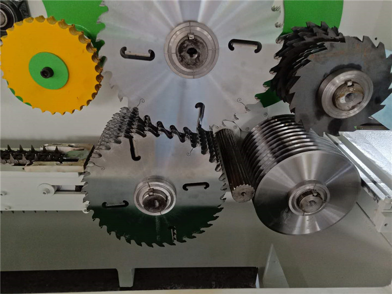 杉木圓木多片鋸鋸片運(yùn)用時(shí)刻較長后，會(huì)呈現(xiàn)磨損，鋸切木材時(shí)簡單發(fā)生鋸面不平。假如主軸發(fā)生松動(dòng)或壓緊鋸片的隔套外表不平坦，也會(huì)形成鋸切面不平，平常應(yīng)多留意保護(hù)保養(yǎng)。