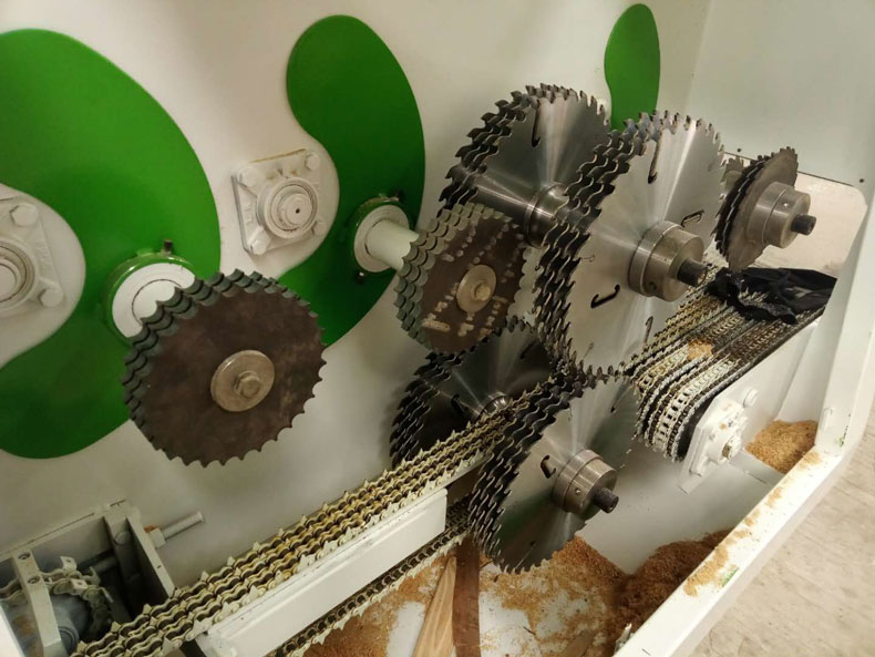 新型圓木多片鋸設(shè)備是專用機(jī)型，不能擅自改變本設(shè)備的結(jié)構(gòu)和工件加工。