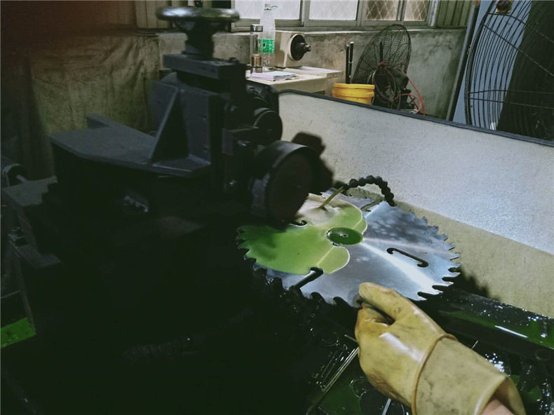 木工圓木多片鋸根據(jù)參數(shù)選擇合金鋸片，其次是合金鋸片齒數(shù)的選擇，鋸齒的齒數(shù)，一般來說齒數(shù)越多，切削性能越好，但切削齒數(shù)多需用硬質(zhì)合金數(shù)量多，鋸片的價格就高，但鋸齒過密，齒間的容屑量變小，容易引起鋸片發(fā)熱；當(dāng)進(jìn)給量配合不當(dāng)?shù)脑?，會加劇刃口與工件的磨擦，影響刀刃的使用壽命。