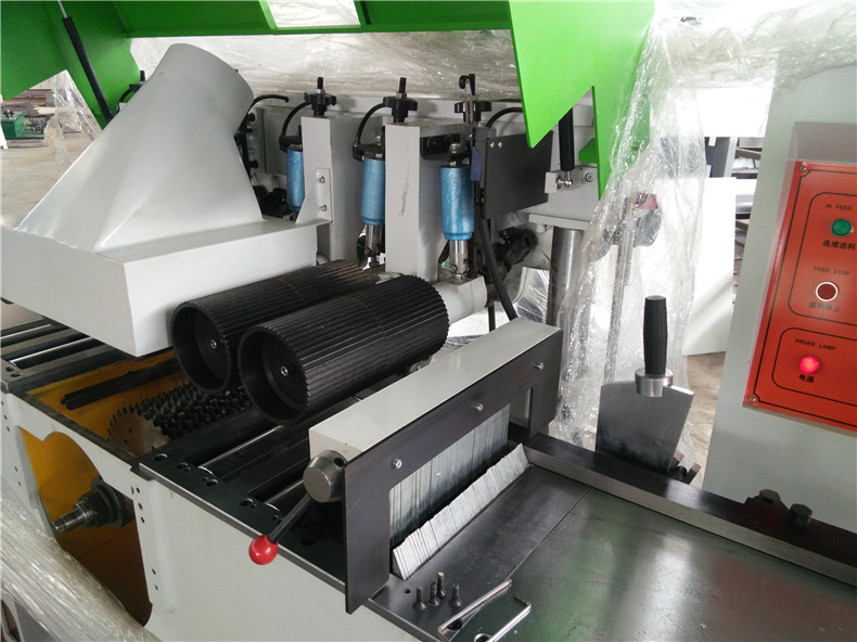 全自動(dòng)方木多片鋸具有的產(chǎn)品特色有：多片鋸使用超薄小尺寸鋸片，負(fù)荷小，省材省電；木方多片鋸送料強(qiáng)勁有力，進(jìn)退自如，不會(huì)出現(xiàn)卡死木料，不能進(jìn)退的情況；