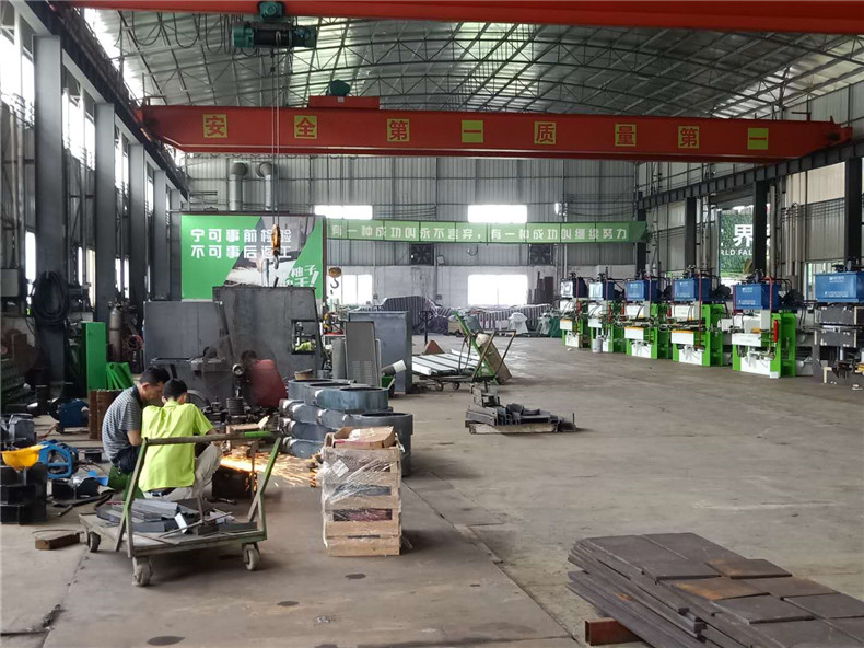 廣東創(chuàng)意木工機(jī)械廠家對(duì)于多片鋸品牌設(shè)備的自主研發(fā)，不只是保證圓木多片鋸、方木多片鋸設(shè)備的質(zhì)量，同時(shí)也不曾停止過對(duì)圓木方木多片鋸性能的提升，以及功能的完善。