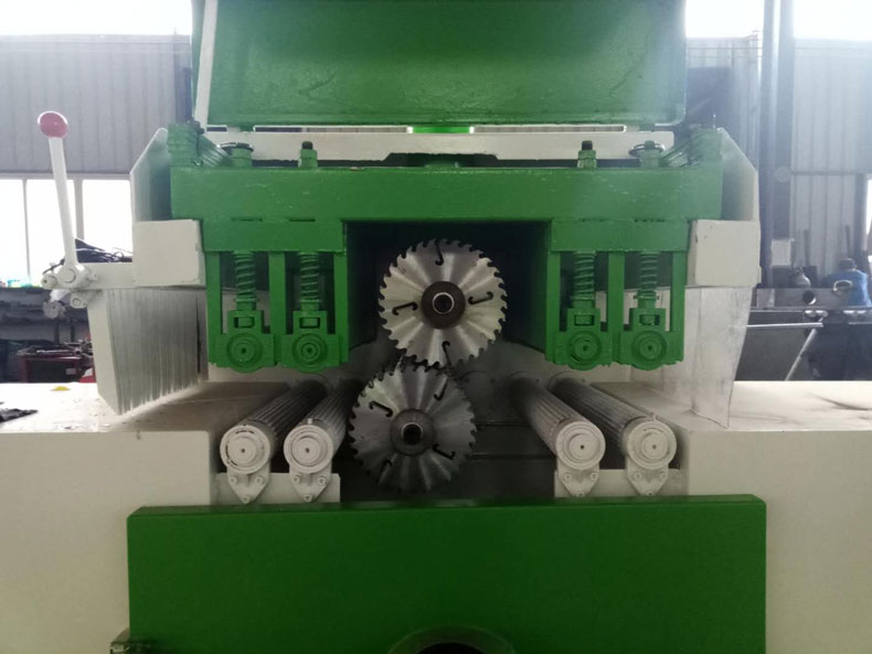 新型方木多片鋸合金鋸片的高速運(yùn)轉(zhuǎn)，會(huì)產(chǎn)生大量的高溫，所以，防止新型木方木多片鋸鋸片燒壞是基本的措施，也是常見(jiàn)的問(wèn)題之一。  