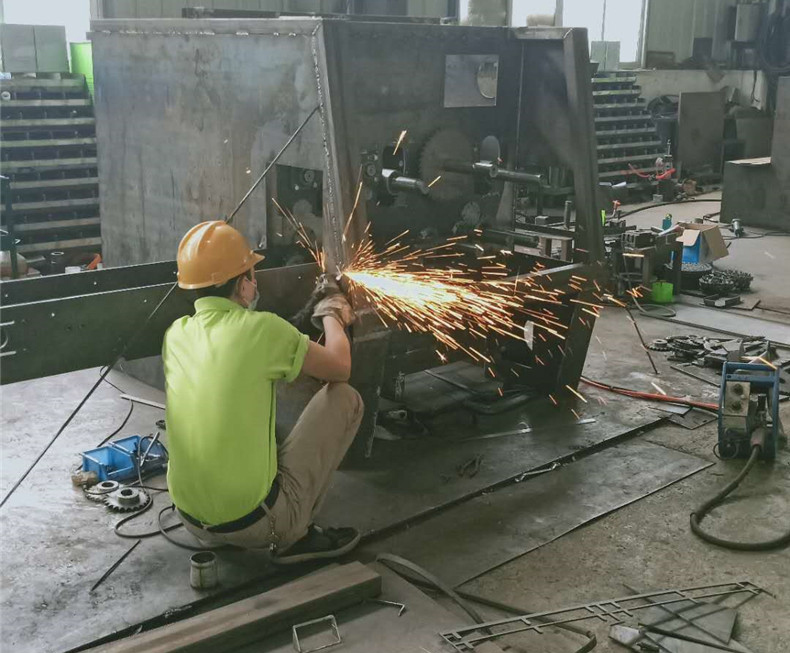 創(chuàng)意木工機械廠多片鋸生產(chǎn)車間